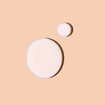 2 drops of Sun serum drop SPF on a neutral background
